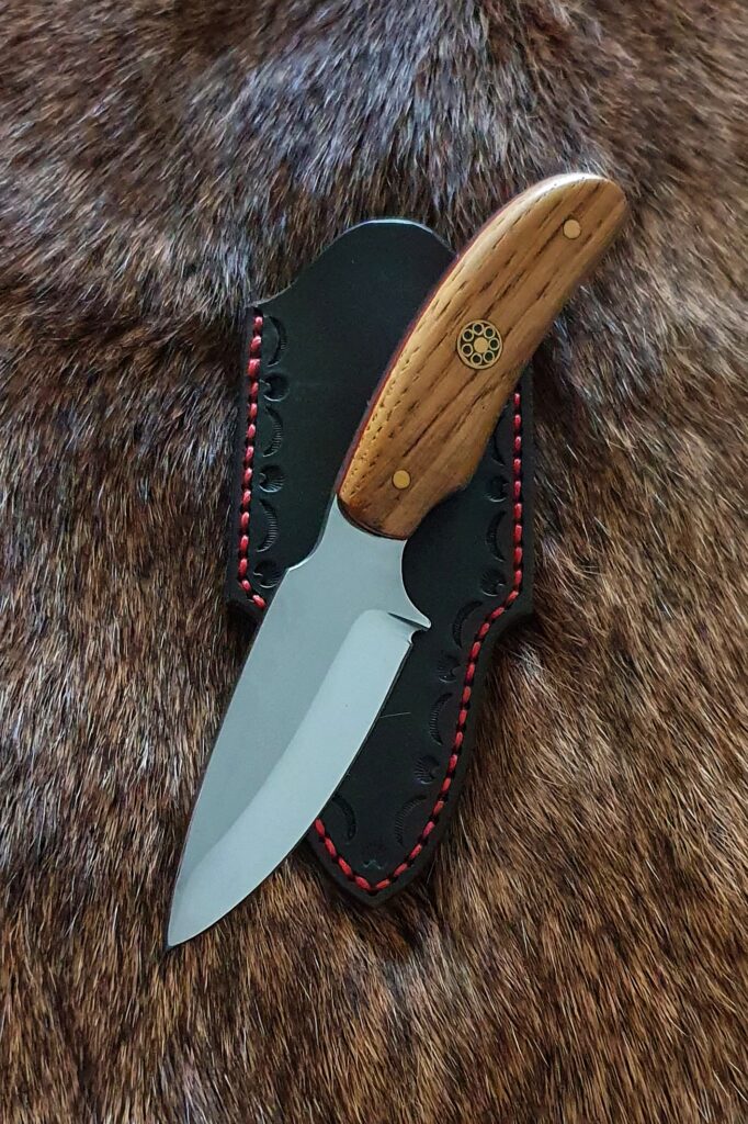 Kleines handgefertigtes Messer mit Holzgriff