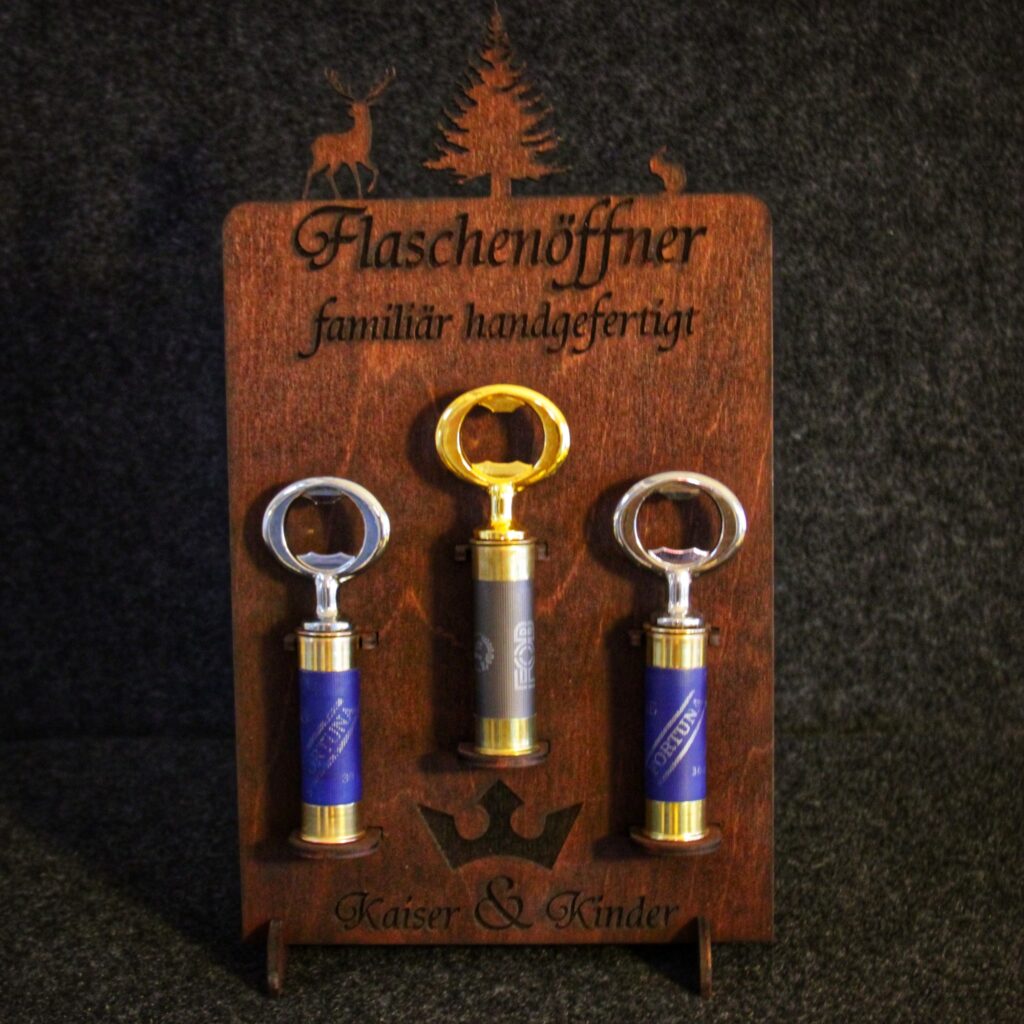 Display mit handgefertigten Flaschenöffnern aus Schrotpatronen